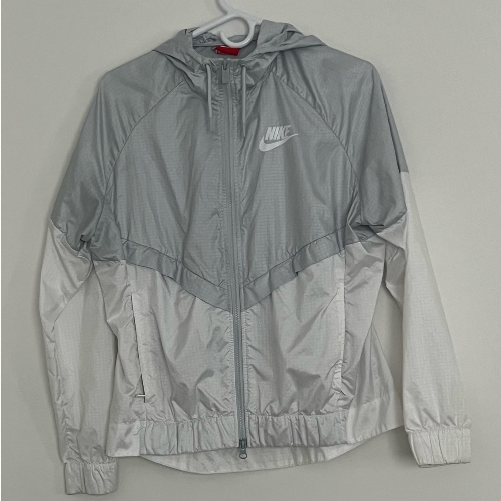 Nike women’s grey and white winder breaker Medium never worn